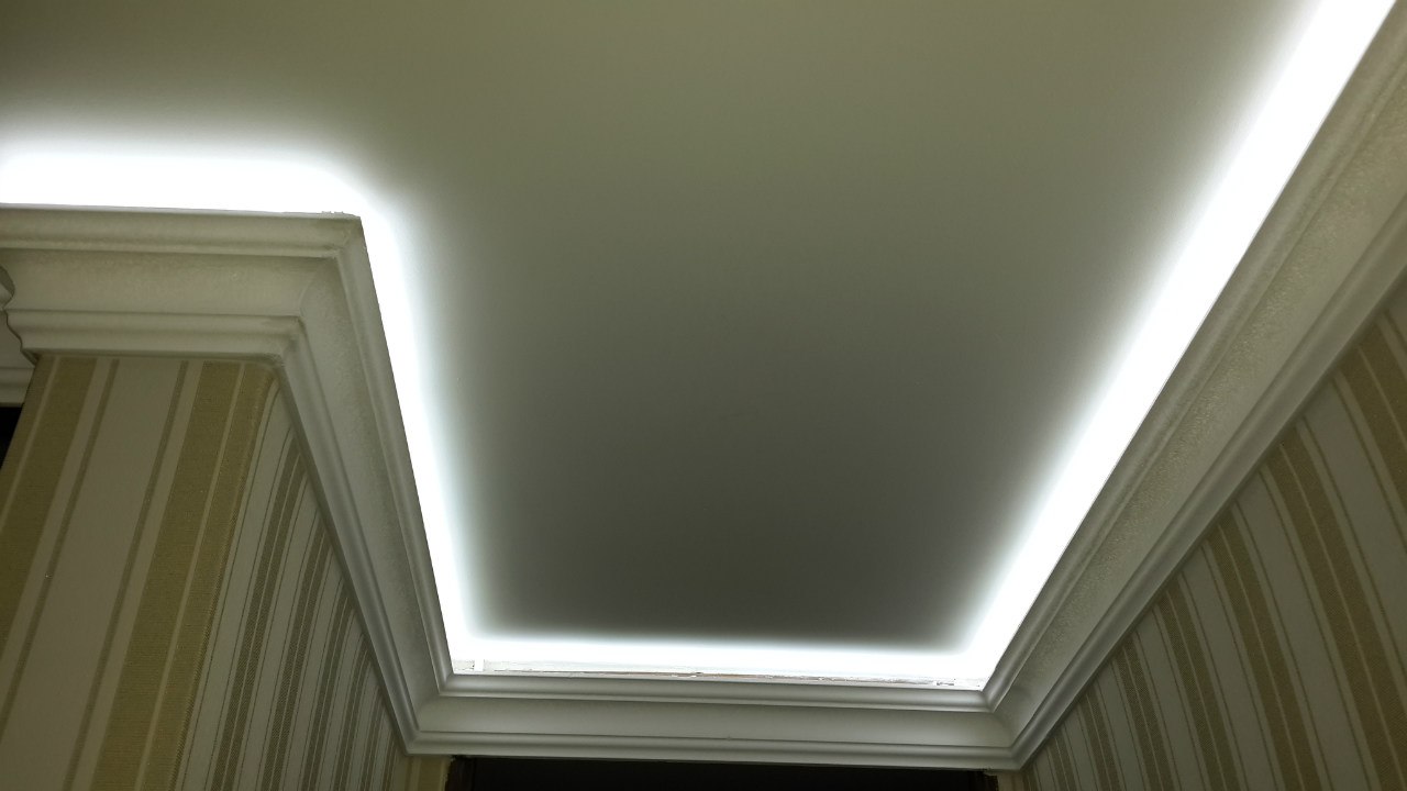 Потолочный плинтус под светодиодную ленту фото